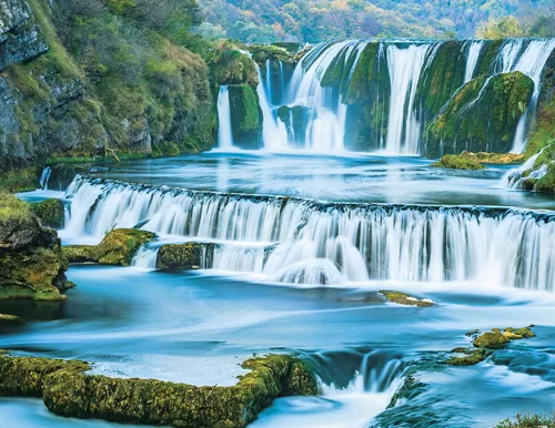 Водопад среди гор