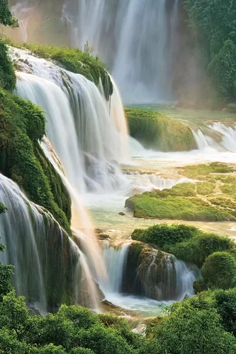Водопад в лучах солнца
