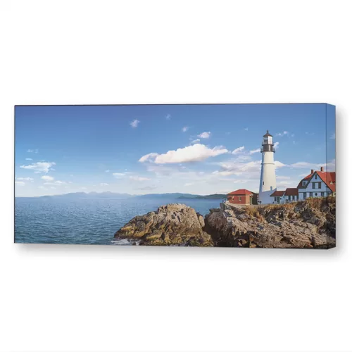 Маяк на берегу моря