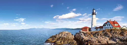 Маяк на берегу моря