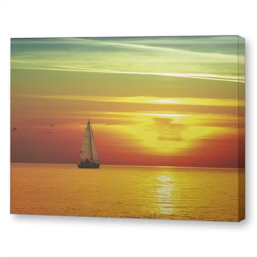 Парусник на фоне заката