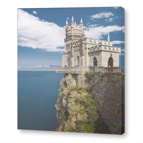 Замок Ласточкино гнездо неподалеку от Ялты